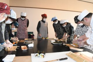 6面：地域食材多彩に恵方巻　２０種用意楽しく調理　柿崎区で料理教室