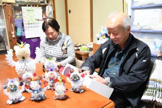 1面：折り紙手芸　えと作品など多彩に　大島区の丸田さん夫妻制作励む