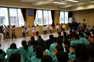 糸魚川中を訪問し歌やダンス披露　大和川保育園児