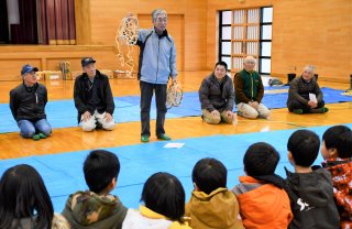 初めてのかんじき、地元児童が体験　糸魚川市西海地区「君の手雪かきカレッジ」