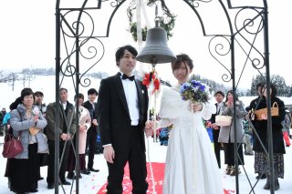 「愛の鐘」初鳴らし　キューピットバレイプチ結婚セレモニー　新婚の杉田尚駿さん、愛さん　２人の結婚祝う