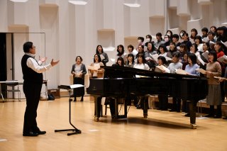 公演本番へ練習　上越音楽教育研究会、富澤裕さん指導　９日に「春を呼ぶコンサート」