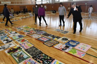 幅広い表現の力作そろう　県内から１万５０００点　県児童生徒絵画・版画コンクール審査会