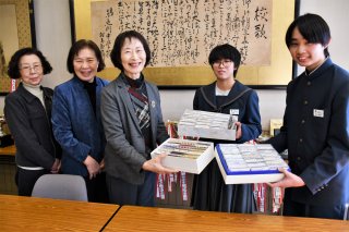 市内中学卒業生へエチケット袋贈る　糸魚川地区更生保護女性会