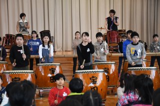 13面：金子健竜さんと渡辺よしきさん　児童と和太鼓合同演奏　宝田小でコンサート