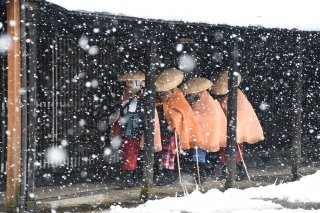 1面：降りしきる雪の中 歌い歩く　高田瞽女の門付け再現　上越市高田地区の雁木通り