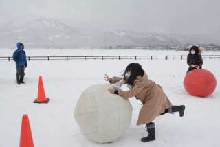 11面：みんなの冬のカーニバル　和田区の魅力発信　雪テーマに催し多彩　上越妙高駅と釜蓋遺跡公園周辺