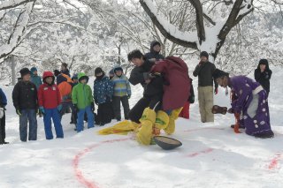6面：「恵みの雪」でにぎわう　雪上イベントに歓声　板倉区寺野地区「遊雪まつり」
