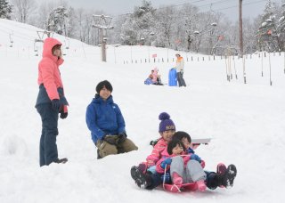 6面：待望の雪遊び　上越市金谷山スキー場