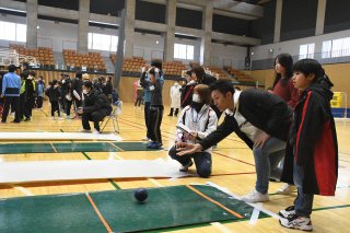 7面：投げて蹴って５種目で競う　妙高市でニュースポーツフェス　過去最多４４チーム参加