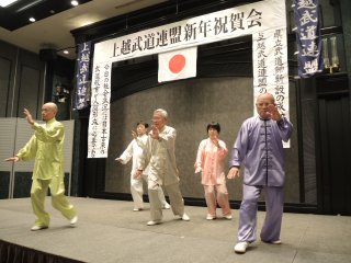14面：武道館の完成祝う　上越武道連盟新年祝賀会　設立１０周年に弾み