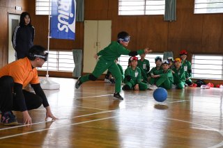 1面：声掛け合いチームプレー　東京パラ正式種目ゴールボールを体験　児童ら競技に親しむ　上越市立戸野目小