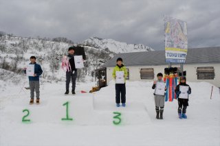 １面：果敢な滑りで頂点へ　少雪で会場変更、世代超え４９人出場　市民スキー大会アルペン競技