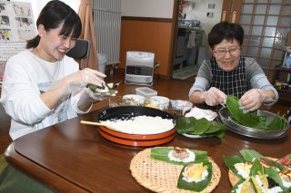 7面：「農泊」をＰＲ　人気ユーチューバーの大関れいかさん　妙高市の農家民宿で笹寿司作り体験