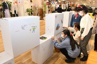 1面：アート通じ心つなげる　直江津南小４年生がエルマールで催し「ひまわりアート商店街」