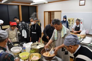 1面：あんこう料理〝フルコース〟　２０人和やかに　下早川地区公民館で男が料理を楽しむ会