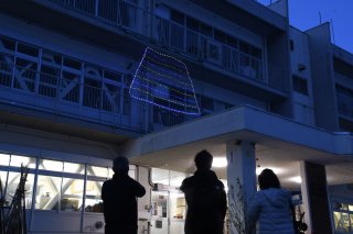 1面：ＬＥＤ１２００個で“富士山”　伝統継ぎ元気届けたい　「灯の回廊」代替イベントで大島中２年生が企画
