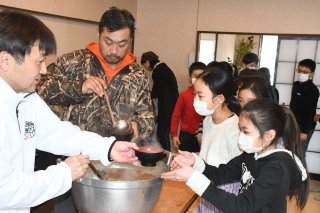 6面：料理で地元食材理解　サケやイノシシ　柿崎小４年生と生産者が会食