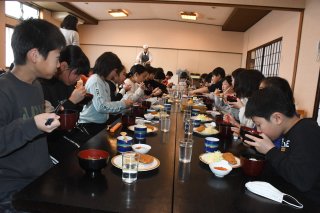 6面：料理で地元食材理解　サケやイノシシ　柿崎小４年生と生産者が会食