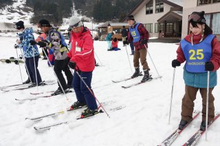 1面：スキー、スノボで国際交流　留学生６９人が参加　安塚区キューピットバレイスキー場