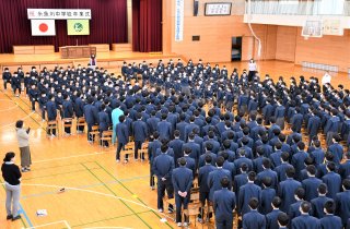1面：３日から全１９校休校 小中・特別支援学校　新型コロナウイルス対策　中学校卒業式、在校生不在で　糸魚川市対策本部格上げ
