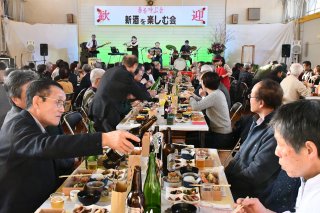 6面：新酒を料理と共に　吉川区で春を呼ぶ会　１２０人参加し盛況