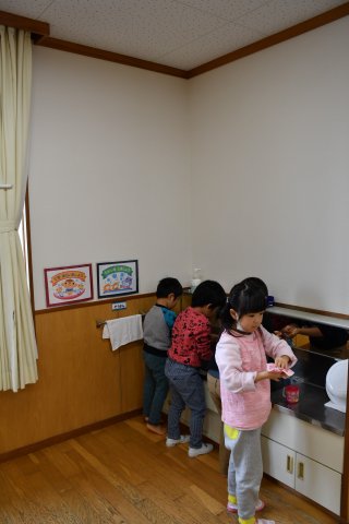 1面：有志５人で壁紙張り替え　糸魚川東保育園　雰囲気明るく　県室内装飾事業協同組合