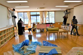 1面：有志５人で壁紙張り替え　糸魚川東保育園　雰囲気明るく　県室内装飾事業協同組合