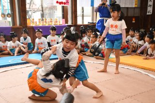 3面：小さな〝力士〟千秋楽で奮闘　聖公会紅葉幼稚園