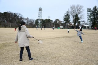 15面：天候穏やか外遊び楽しむ　新型コロナの影響も　上越市高田公園