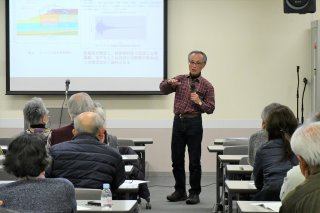 5面：新潟大の立石名誉教授　沖縄県の基地移設問題で講演　上越市市民プラザで