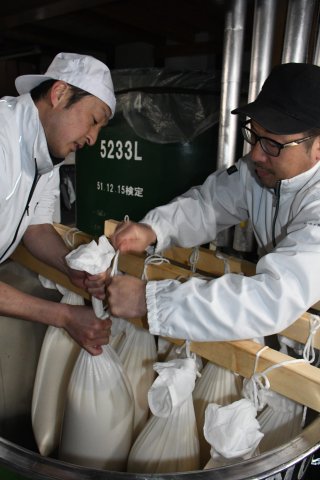 6面：８年目の酒搾り　棚田守り続ける　柿崎名水農醸プロジェクト