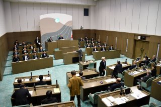 1面：定数減発議を可決　新年度予算案が成立　糸魚川市議会３月定例会閉会