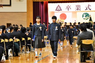 1面：糸魚川市内小学校で卒業式　３２７人が巣立ち　新型コロナ感染拡大防止で各校縮小して実施