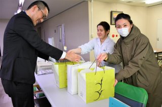 1面：〈新型コロナウイルス〉飲食業支援「やれること」　糸魚川市職員、昼食用弁当を注文