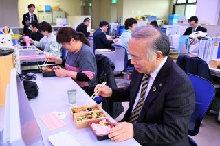 1面：〈新型コロナウイルス〉飲食業支援「やれること」　糸魚川市職員、昼食用弁当を注文