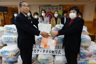 1面：手作りマスクとタオル寄贈　高田法人会女性部会