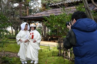 10面：和風邸宅に和装映える　保阪邸で撮影会　利用促進に期待