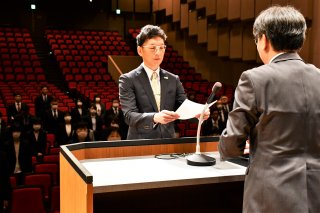 1面：郷土発展の教育誓う　糸魚川市教職員辞令交付式・歓迎式