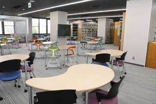 10面：上教大図書館新装し式典　座席数が２倍 模擬授業も可