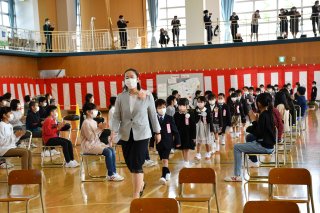 1面：コロナに負けず人生の門出　新型ウイルス感染防止　マスク姿で入学式　糸魚川市内小中学校