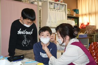 15面：〈新型コロナウイルス〉児童自ら手作りマスク　上越市の保倉小保健委　気軽に楽しく