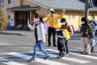 1面：子どもの安全守る　春の全国交通安全運動、登校時に立哨指導　糸魚川市