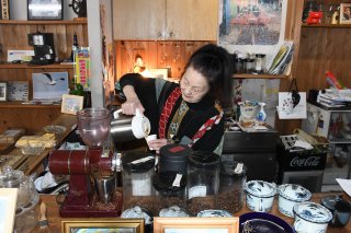 10面：なおえつ茶屋の河端紀子さん　店主就任１１周年コーヒーで祝う　無料提供 常連客らに振る舞う
