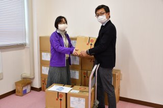 1面：子どもの感染予防を　糸魚川市に消毒液寄贈　カネタ建設