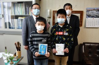 1面：ハンカチ１７８２枚贈呈　建設業協会糸魚川支部、全児童対象に　新型コロナ感染予防