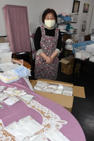 1面：吉田バテンレース　上越市の依頼受け製造の布マスク納品へ　地域住民ら手伝い