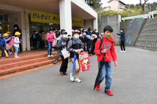 1面：家庭での感染予防を　５月６日まで原則自宅待機　糸魚川市小・中・特別支援学校
