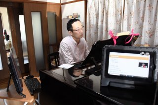 1面：生伴奏でつながる喜び　バイオリン奏者・ピアノ調律師の増井健一さんがオンラインカラオケ提供