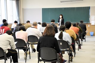 10面：学びの力 持続発展　小学校と連携　糸魚川中で職員研修会